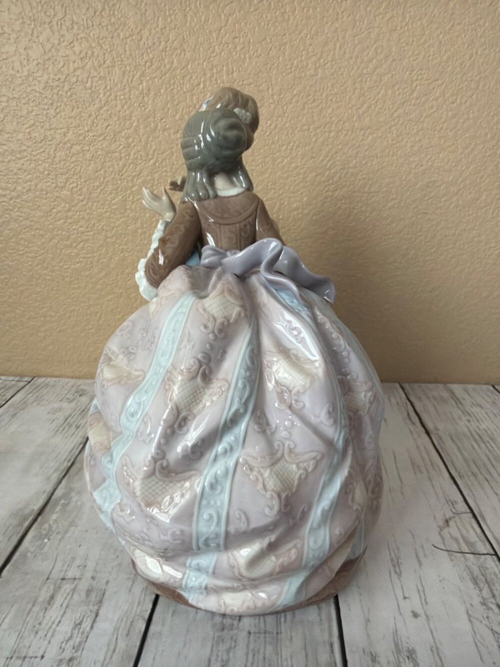 Lladró "Southern Charm" Damita con Flores Porcelain Figurine 5700 in Box w/FLAWS - Picture 8 of 16